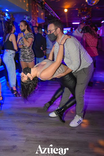 Aprende a bailar en Discoteca Azúcar: ¡Siente el ritmo en Madrid!