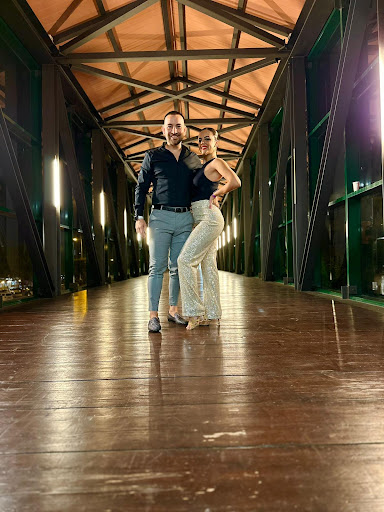 ¡Baila con pasión en la Academia Jesús Barroso en Huelva!