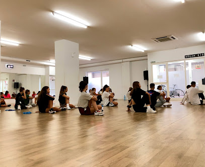 ¡Descubre el ritmo en Variance Dance Studio!