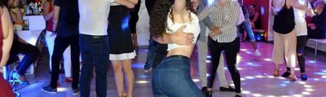 Discopub Dluxe Sala de Baile en Gijón es un lugar vibrante donde disfrutar de la mejor música latina y bailar salsa y bachata toda la noche.