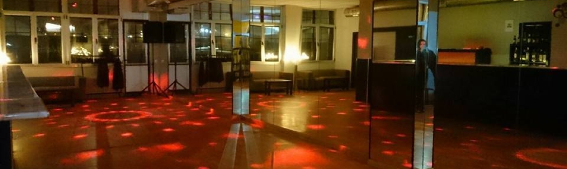 Kalema Social Dance en Avilés es una sala de baile vibrante y acogedora que ofrece clases y eventos de salsa y bachata.