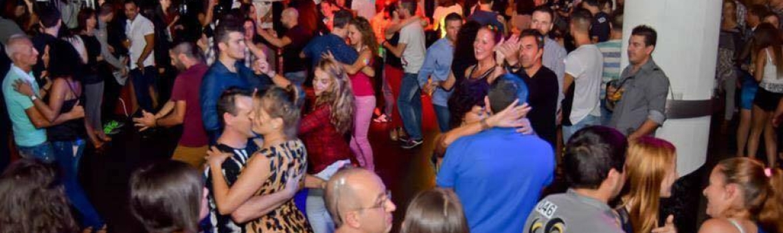 La sala de baile Palmera Playa en Vigo es un lugar emblemático para bailar salsa y bachata en un ambiente playero y tropical.