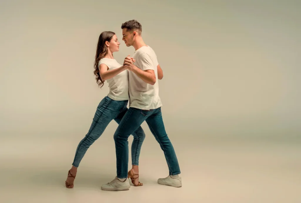 Imagen de Portada de Las 9 Mejores Clases de Salsa y Bachata en Huelva